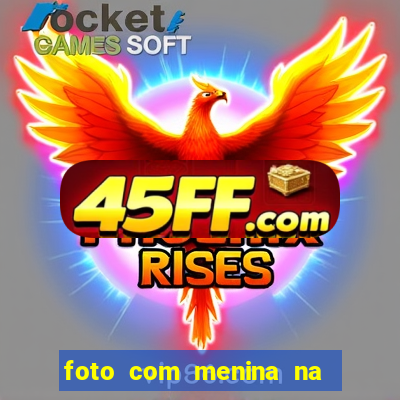 foto com menina na cama fake
